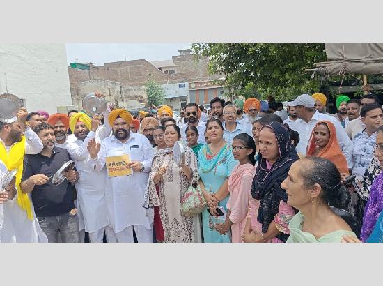 AAP stages 'Thali Bajao' protest in Ferozepur, Targets Centre over student issues